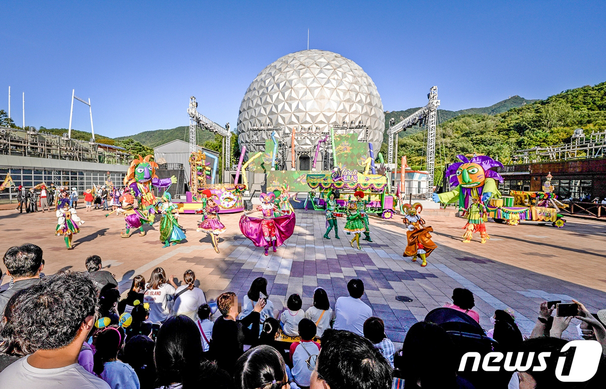 (서울=뉴스1) = 서울랜드는 할로윈 시즌을 맞아 이색 할로윈 가면과 카니발을 결합한 새로운 축제 ‘2022 서울랜드 할로윈 마디그라’를 오는 11월 6일까지 개최한다고 5일 밝혔 …