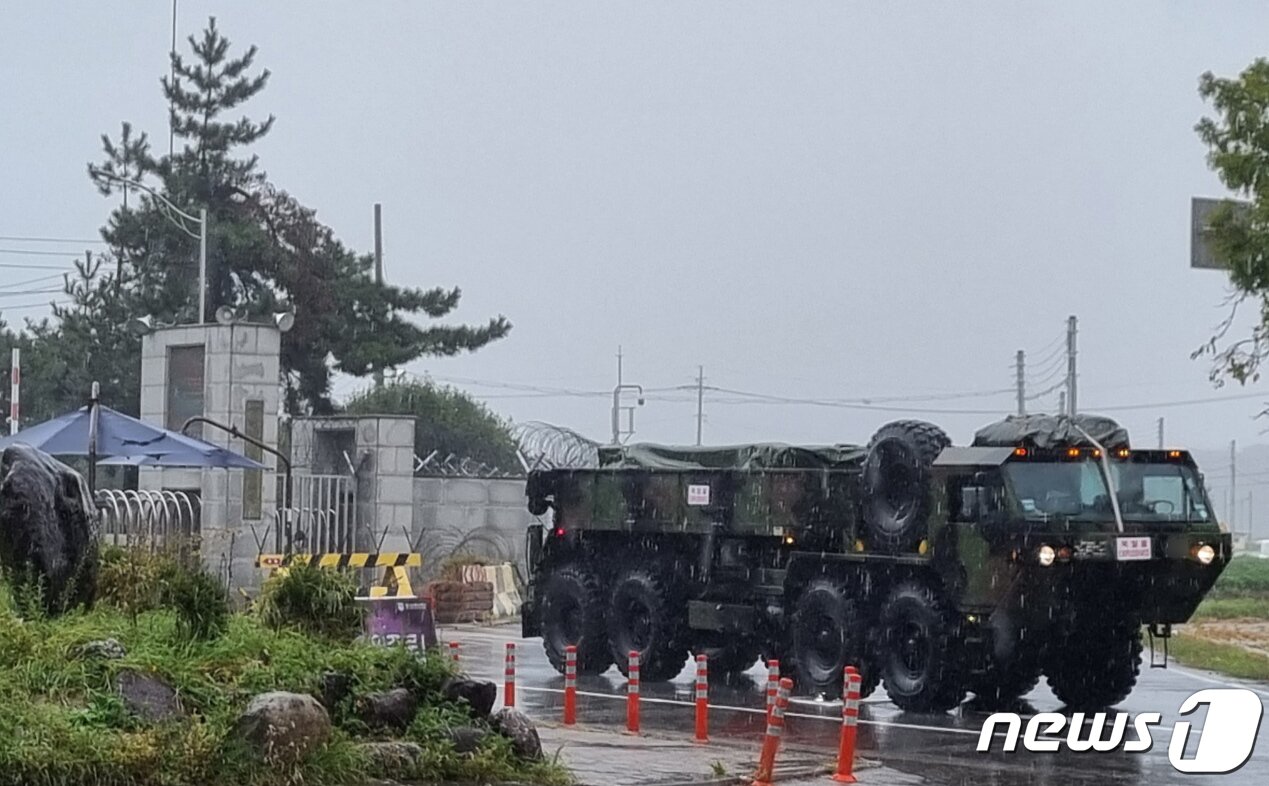 한미 양국 군이 북한의 중거리탄도미사일&#40;IRBM&#41; 도발에 따른 대응사격으로 발사한 &#39;현무-Ⅱ&#39; 탄도미사일 1발이 비정상 비행 후 낙탄한 가운데 5일 탄이 떨어진 강원도 강릉의 부대에서 폭발물이 적힌 팻말이 붙은 차량이 나오고 있다. 2022.10.5/뉴스1 ⓒ News1 윤왕근 기자