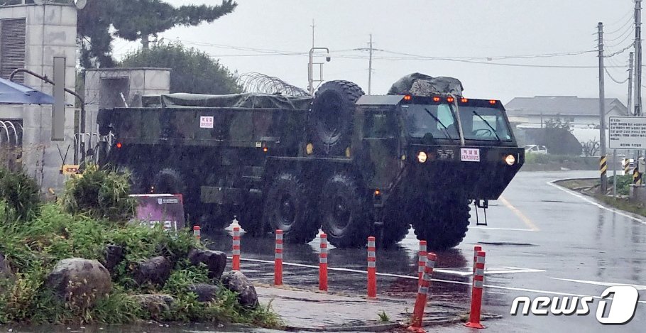 한미 양국 군이 북한의 중거리탄도미사일&#40;IRBM&#41; 도발에 따른 대응사격으로 발사한 &#39;현무-Ⅱ&#39; 탄도미사일 1발이 비정상 비행 후 낙탄한 가운데 5일 탄이 떨어진 강원 강릉의 부대에서 폭발물이 적힌 팻말이 붙은 차량이 나오고 있다. 2022.10.5/뉴스1 ⓒ News1 윤왕근 기자