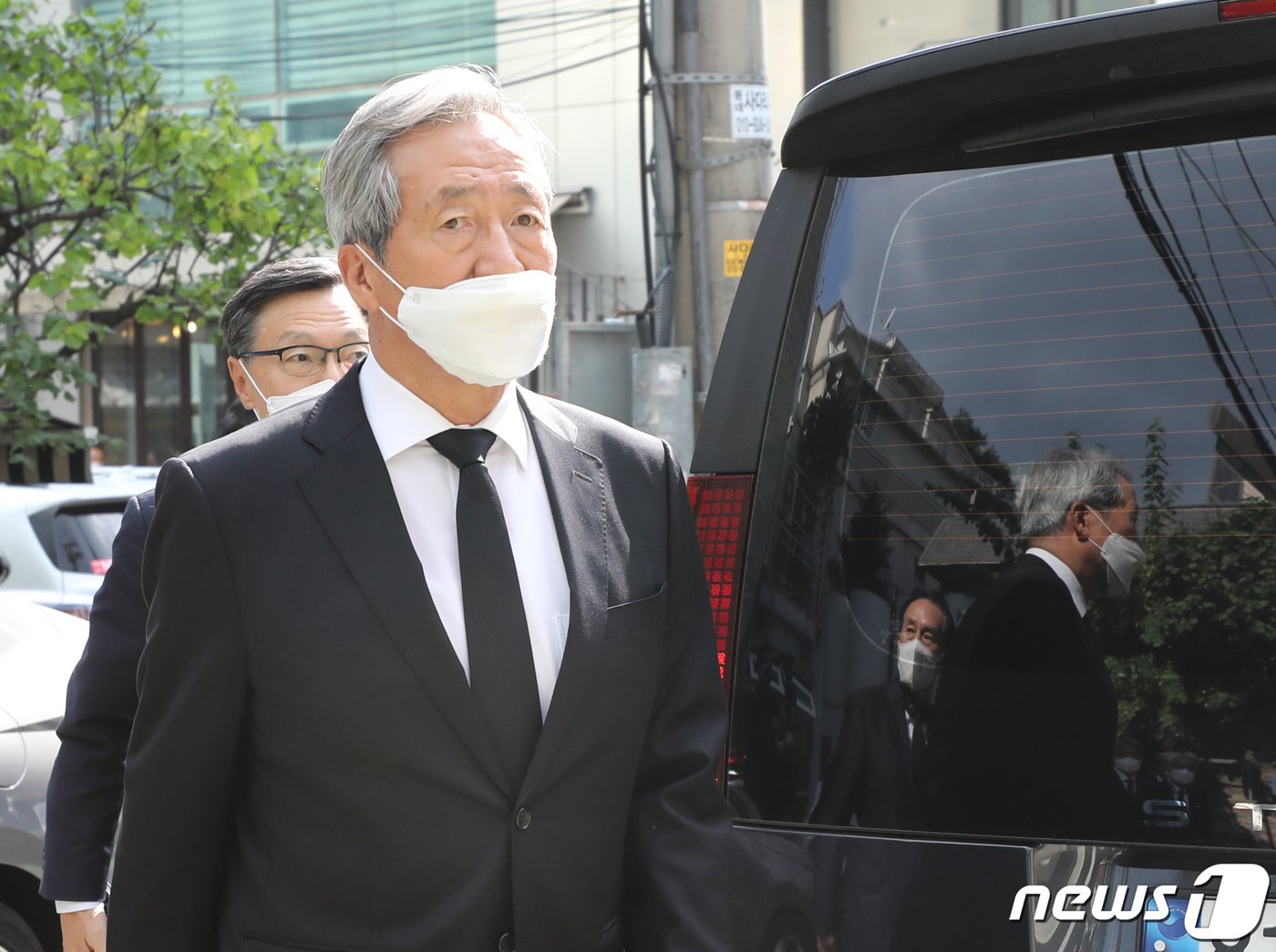 본문 이미지 - 정몽준 아산재단이사장이 5일 서울 서대문구 김옥길 기념관에 마련된 보수진영 원로인사인 김동길 연세대 명예교수의 빈소 조문을 위해 이동하고 있다. 2022.10.5/뉴스1 ⓒ News1 송원영 기자