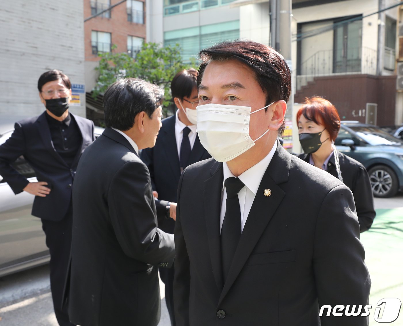 안철수 국민의힘 의원이 5일 서울 서대문구 김옥길 기념관에 마련된 보수진영 원로인사인 김동길 연세대 명예교수의 빈소 조문을 위해 이동하고 있다. 2022.10.5/뉴스1 ⓒ News1 송원영 기자