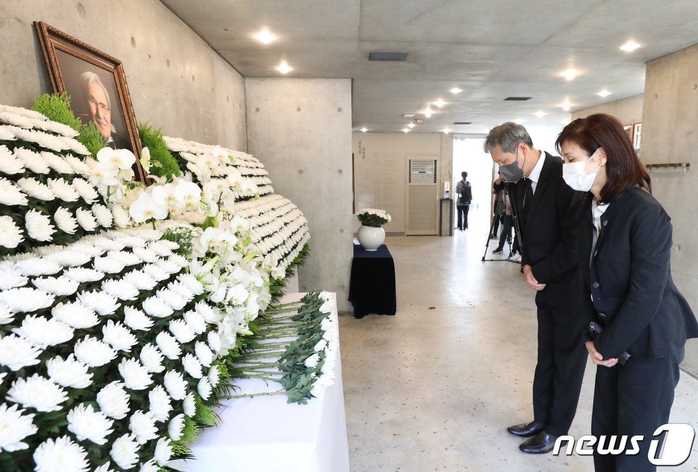 노소영 아트센터 나비 관장과 노재현 동아시아문화센터 이사장이 5일 서울 서대문구 김옥길 기념관에 마련된 김동길 연세대 명예교수의 빈소에서 조문을 하고 있다. 2022.10.5/뉴스1 ⓒ News1 송원영 기자