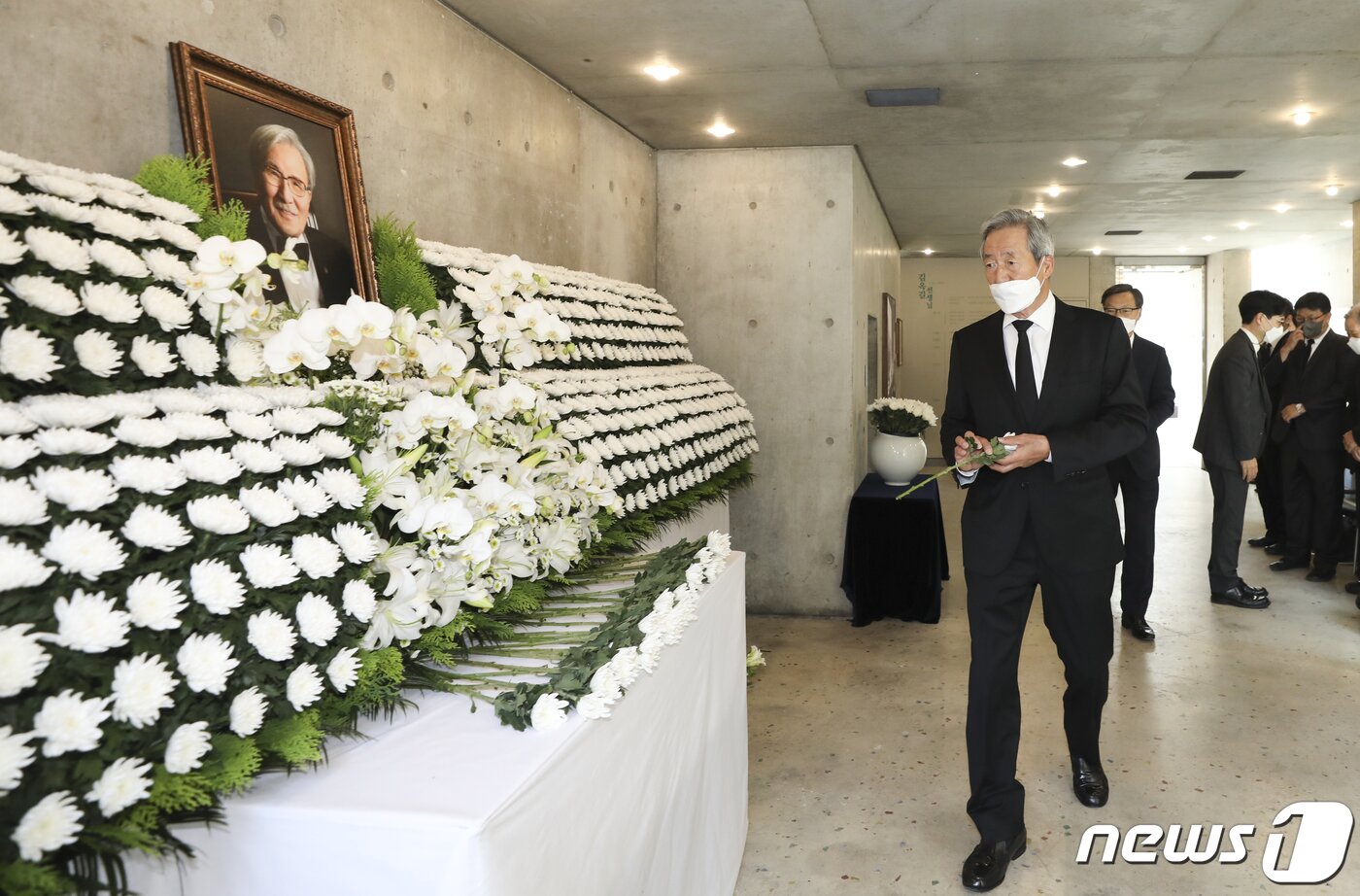 본문 이미지 - 정몽준 아산재단 이사장이 5일 오후 서울 서대문구 김옥길 기념관에 마련된 김동길 연세대 명예교수 빈소를 찾아 조문하고 있다. (공동취재) 2022.10.5/뉴스1 ⓒ News1 송원영 기자