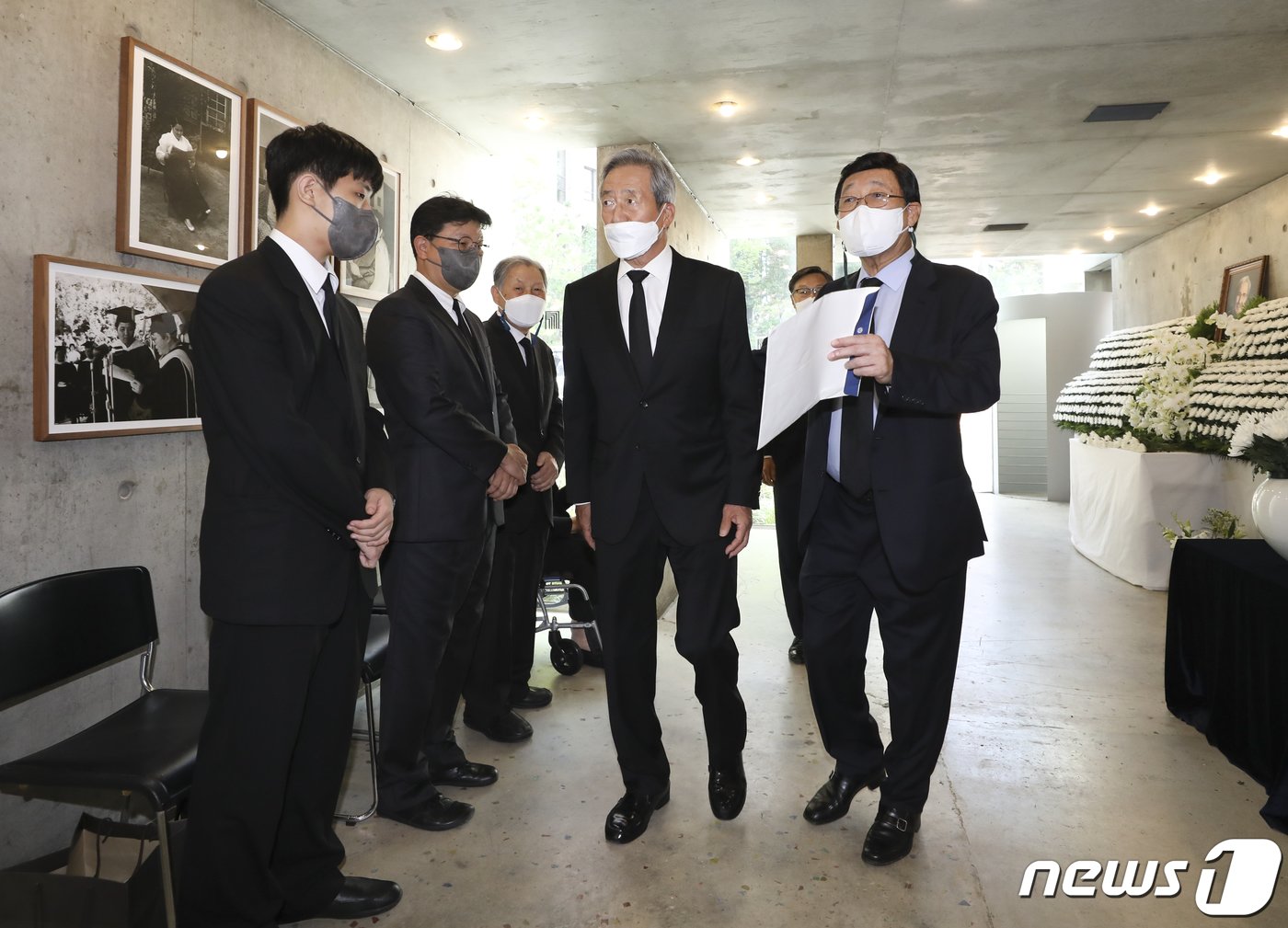 본문 이미지 - 정몽준 아산재단 이사장이 5일 오후 서울 서대문구 김옥길 기념관에 마련된 김동길 연세대 명예교수 빈소에서 조문을 마친 뒤 유가족들과 인사를 나누고 있다. (공동취재) 2022.10.5/뉴스1 ⓒ News1 송원영 기자