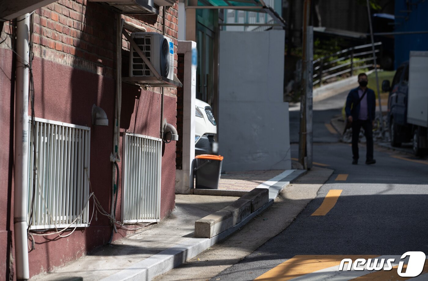 본문 이미지 - 서울 동작구에 위치한 반지하 거주지의 모습.(자료사진) ⓒ 뉴스1 이재명 기자