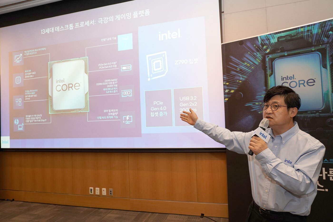 본문 이미지 - 5일 서울 여의도 전경련회관에서 열린 미디어 설명회에서 최원혁 인텔코리아 상무가 13세대 인텔 코어 프로세서를 소개하고 있다(인텔코리아 제공).