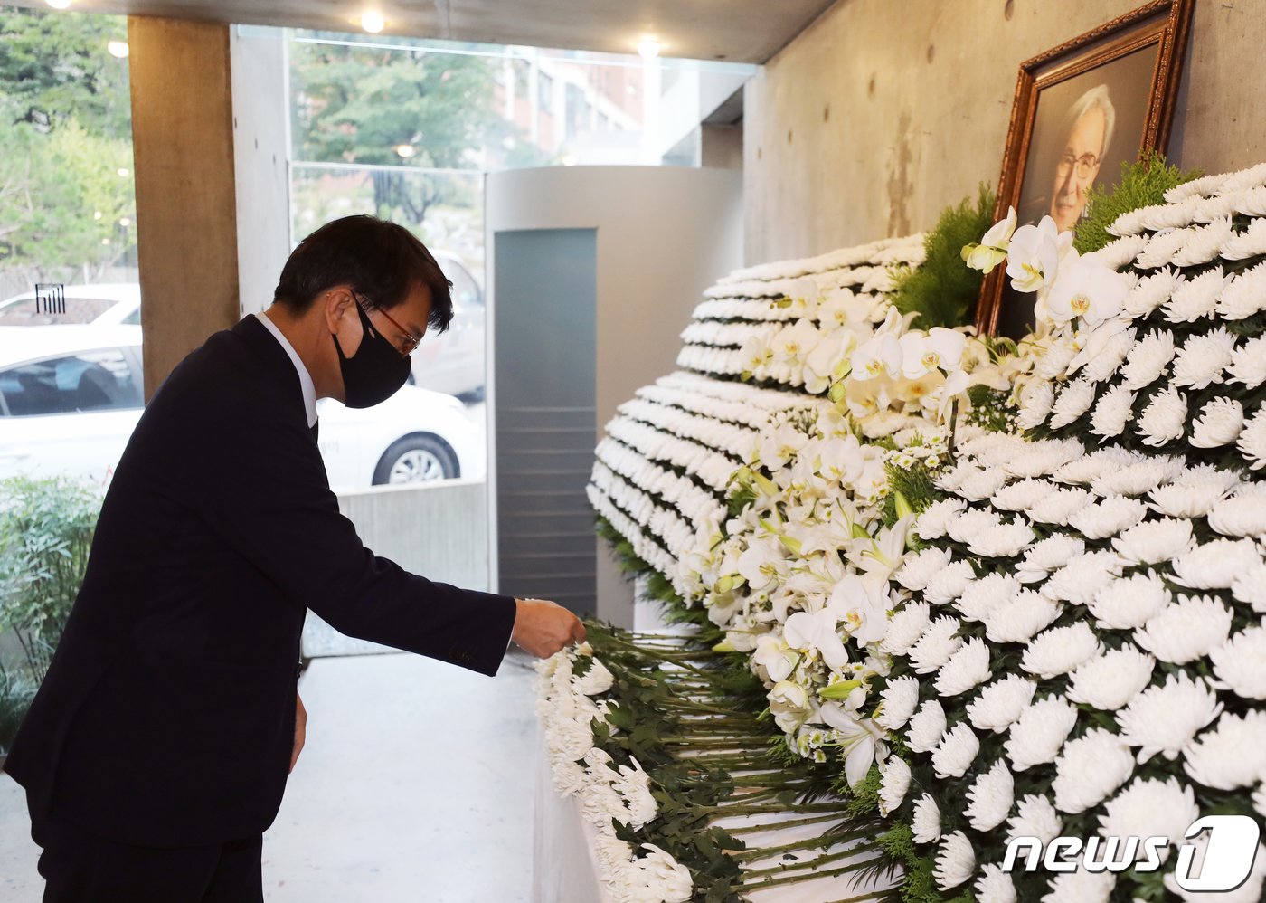 윤상현 국민의힘 의원이 5일 서울 서대문구 김옥길 기념관에 마련된 김동길 연세대 명예교수의 빈소를 찾아 조문하고 있다. 2022.10.5/뉴스1 ⓒ News1 송원영 기자