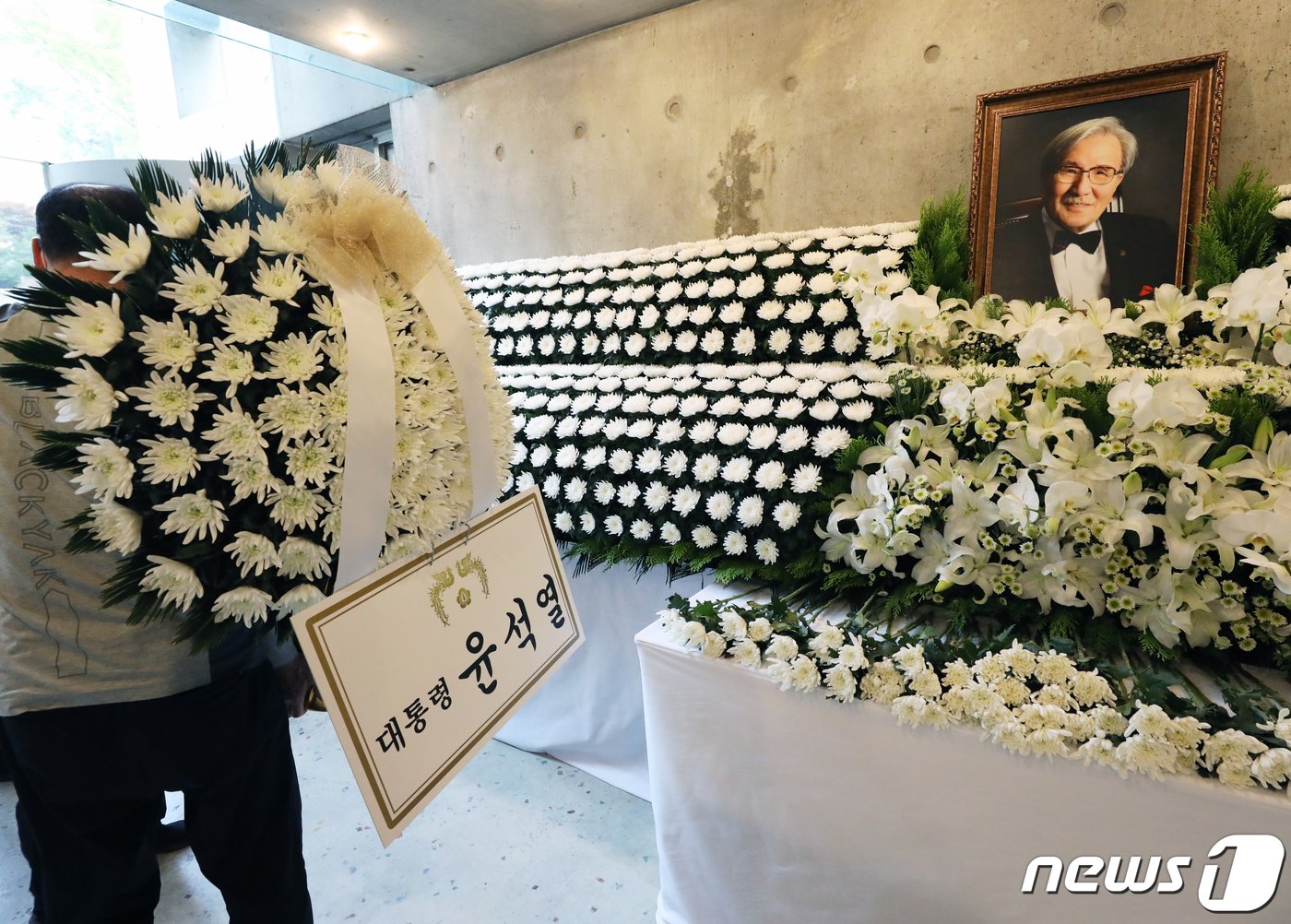 본문 이미지 - 5일 서울 서대문구 김옥길 기념관에 마련된 김동길 연세대 명예교수의 빈소에 윤석열 대통령의 조화가 들어가고 있다. 2022.10.5/뉴스1 ⓒ News1 송원영 기자