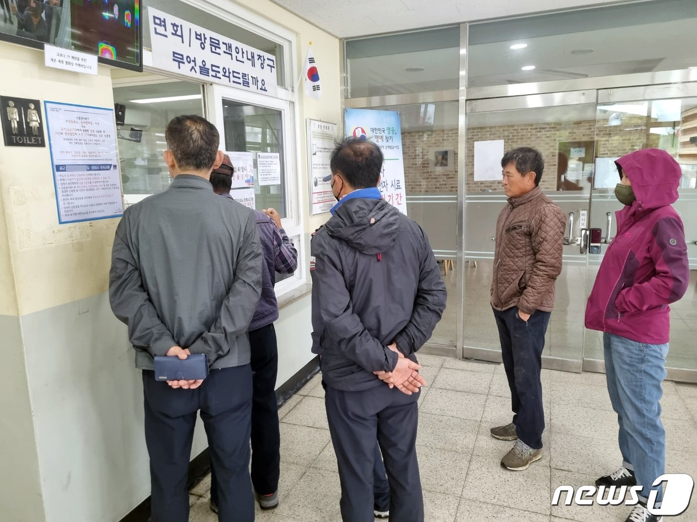 본문 이미지 - 북한 중거리 탄도미사일(IRBM) 도발 대응 조치로 발사했던 현무-2C 탄도미사일이 비정상적으로 비행해 낙탄 사고가 발생한 가운데 5일 강원 강릉 강동면 하시동리 주민들이 공군부대를 항의 방문하고 있다. 2022.10.5/뉴스1 ⓒ News1 윤왕근 기자
