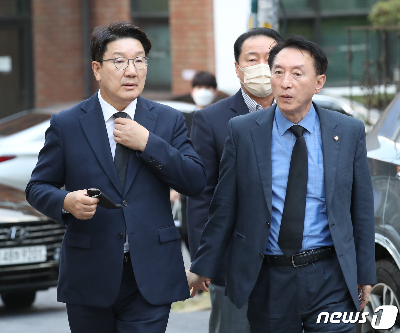 본문 이미지 - 국민의힘 권성동, 김석기 의원이 5일 서울 서대문구 김옥길 기념관에 마련된 김동길 연세대 명예교수의 빈소로 향하고 있다. 2022.10.5/뉴스1 ⓒ News1 송원영 기자