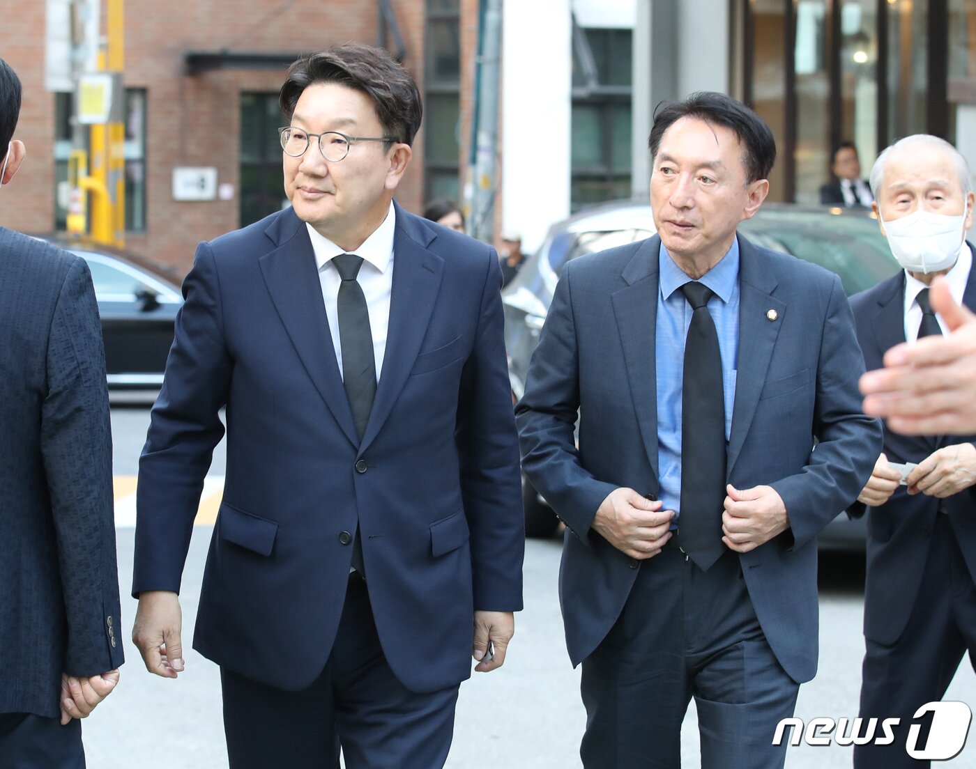 본문 이미지 - 국민의힘 권성동, 김석기 의원이 5일 서울 서대문구 김옥길 기념관에 마련된 김동길 연세대 명예교수의 빈소로 향하고 있다. 2022.10.5/뉴스1 ⓒ News1 송원영 기자