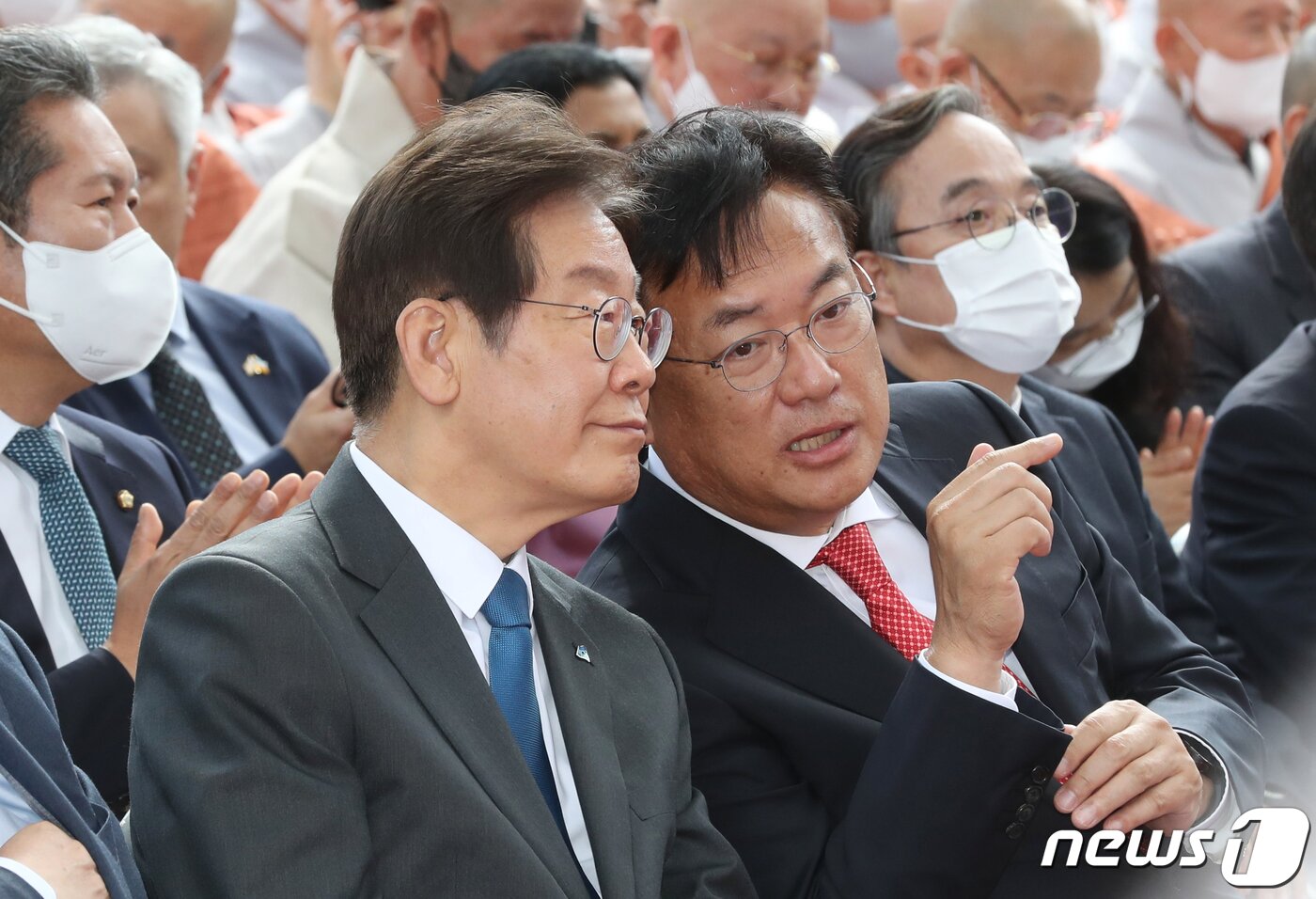 본문 이미지 - 정진석 국민의힘 비상대책위원장(오른쪽)과 이재명 더불어민주당 대표가 5일 오후 서울 종로구 조계사 대웅전 앞에서 열린 대한불교조계종 제37대 총무원장 진우스님 취임법회에서 대화하고 있다. 2022.10.5/뉴스1 ⓒ News1 국회사진취재단