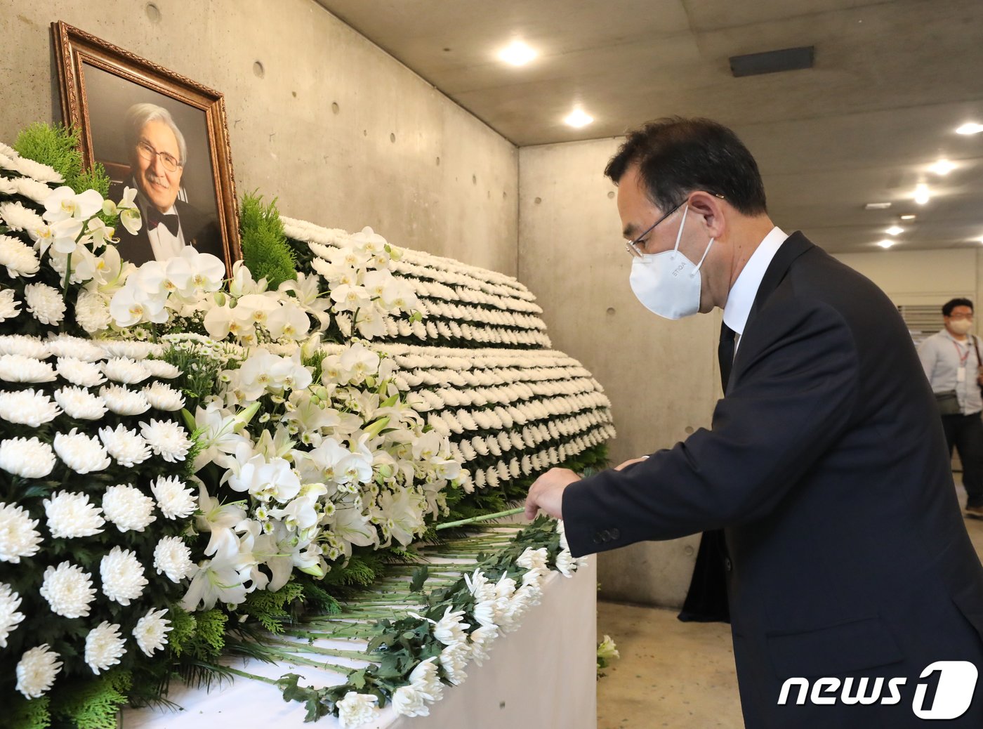 주호영 국민의힘 원내대표가 5일 서울 서대문구 김옥길 기념관에 마련된 김동길 연세대 명예교수의 빈소에서 조문을 하고 있다. 2022.10.5/뉴스1 ⓒ News1 송원영 기자