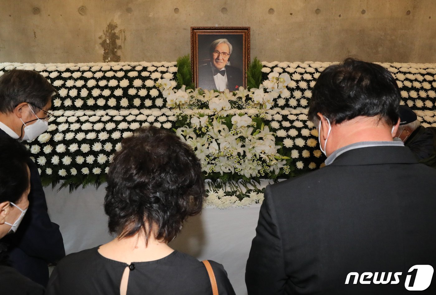 본문 이미지 - 5일 서울 서대문구 김옥길 기념관에 마련된 김동길 연세대 명예교수의 빈소를 찾은 조문객들이 고인을 추모하고 있다. 2022.10.5/뉴스1 ⓒ News1 송원영 기자