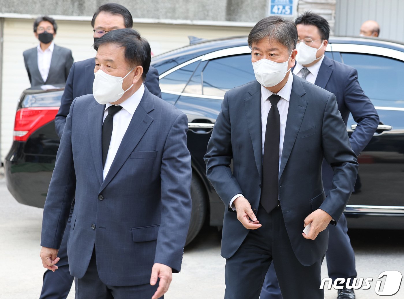 본문 이미지 - 김대기 대통령비서실장이 5일 오후 서울 서대문구 김옥길기념관에 마련된 김동길 연세대 사학과 명예교수의 빈소를 찾아 조문하고 있다. (공동취재) 2022.10.5/뉴스1 ⓒ News1 송원영 기자