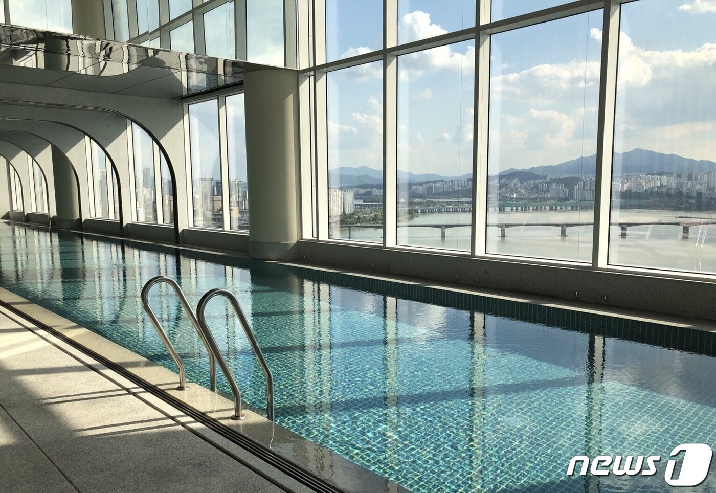 본문 이미지 - 63빌딩 전망의 실내수영장ⓒ News1 