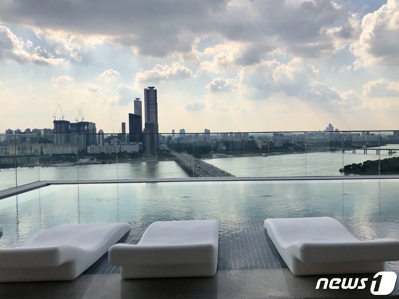 본문 이미지 - 11월30일까지 온수풀로 운영하는 인피니티풀ⓒ News1  