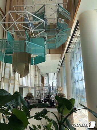 본문 이미지 - 호텔 로비에 설치된 양혜규 작가의  '창공해로' 작품ⓒ News1