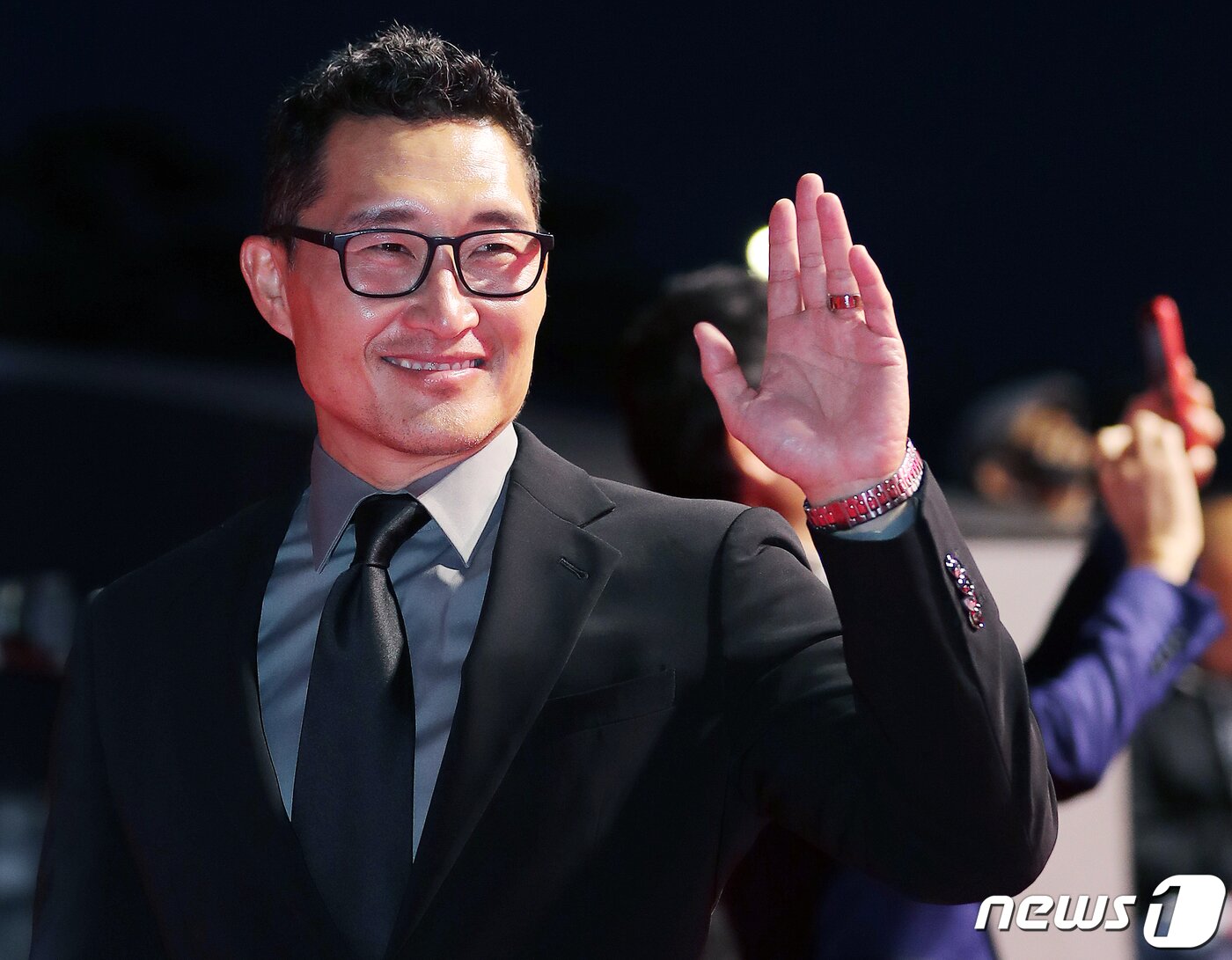 본문 이미지 - 배우 대니얼 대킴이 5일 오후 부산광역시 우동 영화의 전당에서 열린 '제27회 부산국제영화제(BIFF)' 개막식 레드카펫 행사에 참석하고 있다. 코로나19 등의 영향으로 3년 만에 정상 개최되는 부산국제영화제는 이달 14일까지 센텀시티를 비롯한 16개 구·군에서 열리며 공식 초청작 71개국 242편, 커뮤니티비프 111편, 동네방네비프 20여 편이 상영된다. 초청·상영 규모가 펜데믹 이전 수준으로 회복됐고 영화 지원 프로그램·오픈 토크 등 부대행사도 전면 재개된다. 2022.10.5/뉴스1 ⓒ News1 김진환 기자