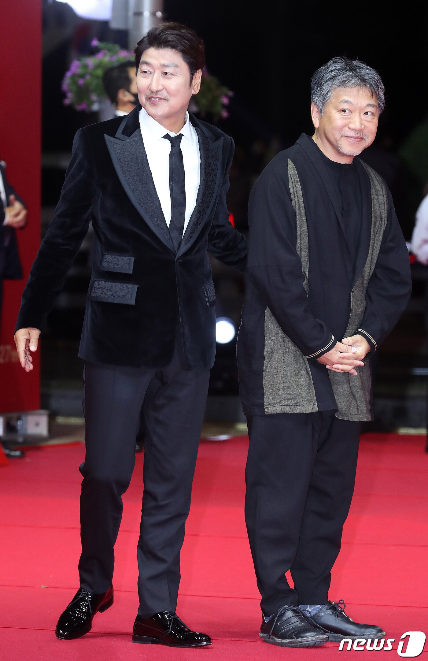 본문 이미지 - 배우 송강호와 고레에다 히로카즈 감독이 5일 오후 부산광역시 우동 영화의 전당에서 열린 '제27회 부산국제영화제(BIFF)' 개막식 레드카펫 행사에 참석하고 있다. 코로나19 등의 영향으로 3년 만에 정상 개최되는 부산국제영화제는 이달 14일까지 센텀시티를 비롯한 16개 구·군에서 열리며 공식 초청작 71개국 242편, 커뮤니티비프 111편, 동네방네비프 20여 편이 상영된다. 초청·상영 규모가 펜데믹 이전 수준으로 회복됐고 영화 지원 프로그램·오픈 토크 등 부대행사도 전면 재개된다. 2022.10.5/뉴스1 ⓒ News1 김진환 기자