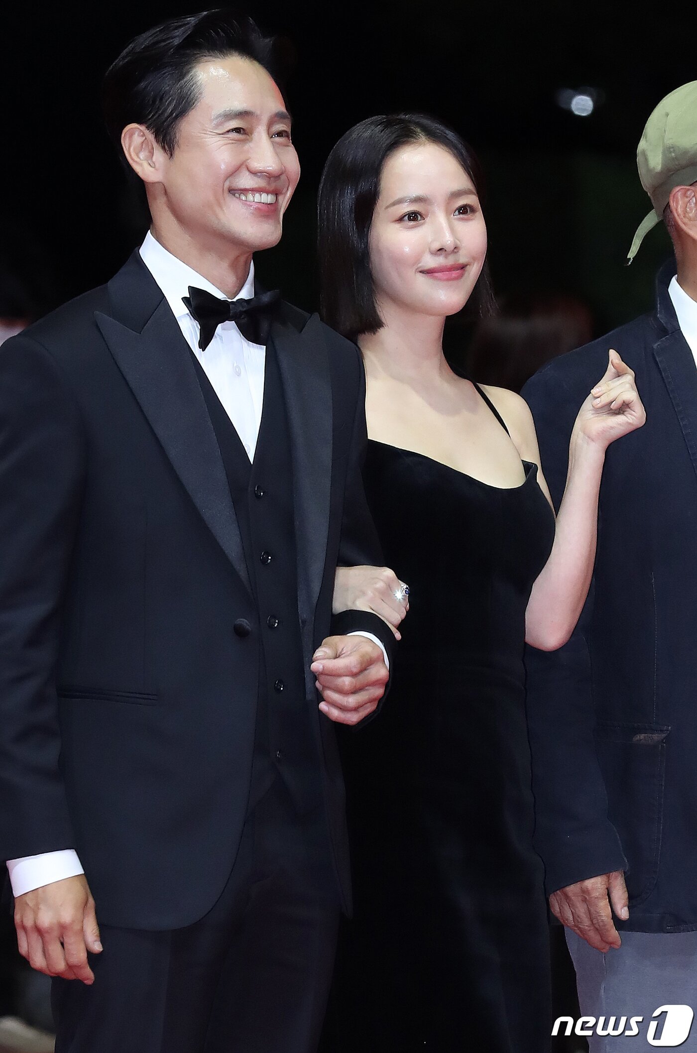 본문 이미지 - 배우 한지민(오른쪽)이 5일 오후 부산광역시 우동 영화의 전당에서 열린 '제27회 부산국제영화제(BIFF)' 개막식 레드카펫 행사에 참석하고 있다. 코로나19 등의 영향으로 3년 만에 정상 개최되는 부산국제영화제는 이달 14일까지 센텀시티를 비롯한 16개 구·군에서 열리며 공식 초청작 71개국 242편, 커뮤니티비프 111편, 동네방네비프 20여 편이 상영된다. 초청·상영 규모가 펜데믹 이전 수준으로 회복됐고 영화 지원 프로그램·오픈 토크 등 부대행사도 전면 재개된다. 2022.10.5/뉴스1 ⓒ News1 김진환 기자