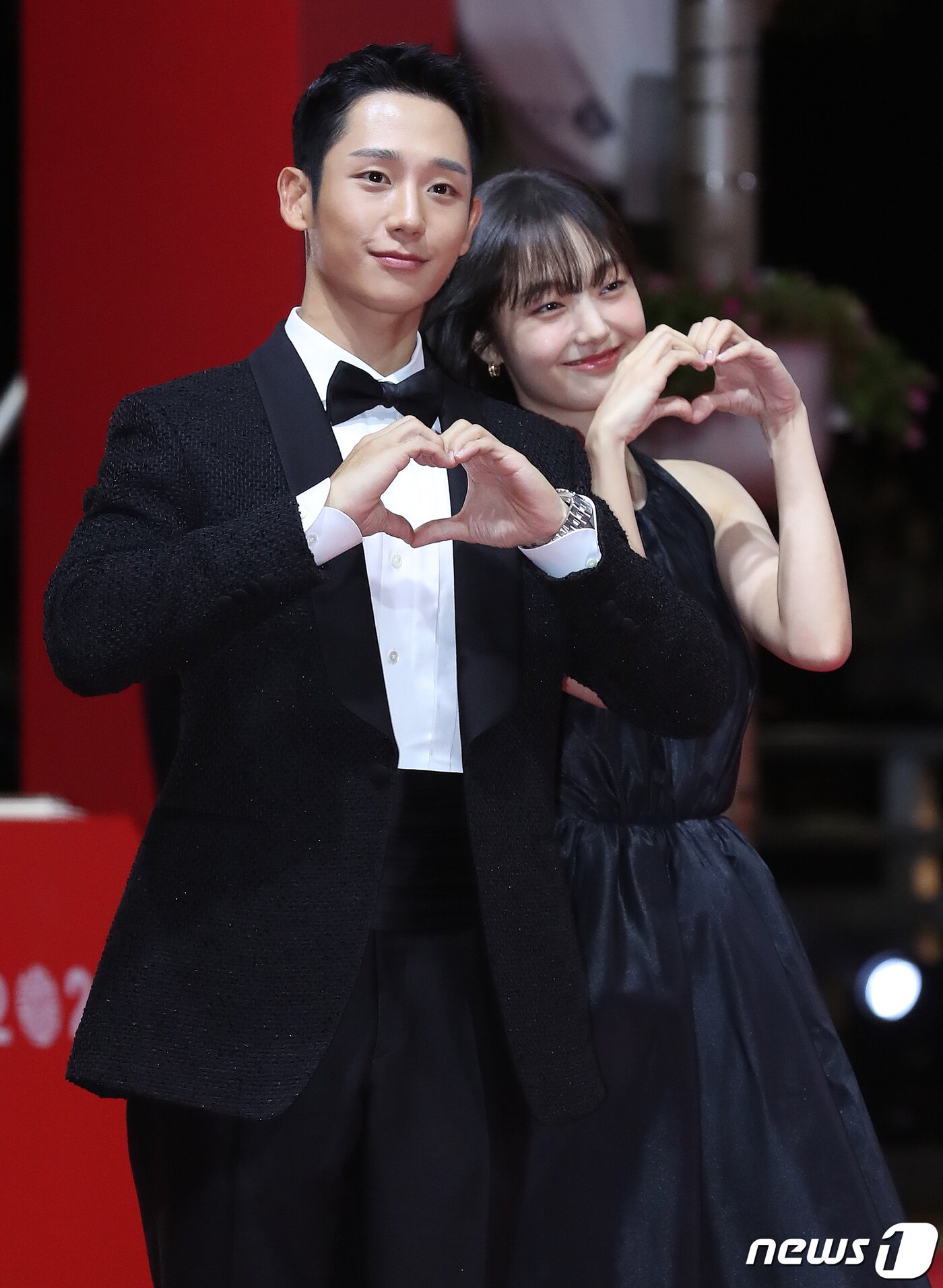 본문 이미지 - 배우 정해인과 김혜준이 5일 오후 부산광역시 우동 영화의 전당에서 열린 '제27회 부산국제영화제(BIFF)' 개막식 레드카펫 행사에 참석하고 있다. 코로나19 등의 영향으로 3년 만에 정상 개최되는 부산국제영화제는 이달 14일까지 센텀시티를 비롯한 16개 구·군에서 열리며 공식 초청작 71개국 242편, 커뮤니티비프 111편, 동네방네비프 20여 편이 상영된다. 초청·상영 규모가 펜데믹 이전 수준으로 회복됐고 영화 지원 프로그램·오픈 토크 등 부대행사도 전면 재개된다. 2022.10.5/뉴스1 ⓒ News1 김진환 기자