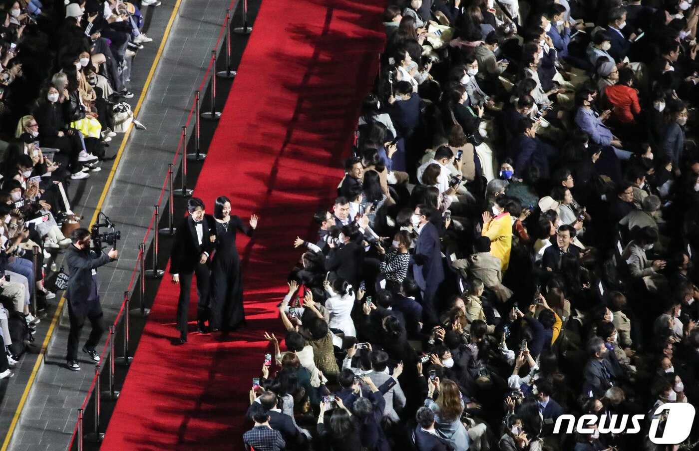 본문 이미지 - 배우 류준열(왼쪽부터), 전여빈이 5일 부산 해운대구 영화의전당에서 열린 '제27회 부산국제영화제' 개막식에서 입장하고 있다. 아시아 최대 영화 축제인 ‘부산국제영화제’는 공식 초청작 71개국 242편, 커뮤니티비프 111편, 동네방네비프 20여 편이 상영되며, 열흘간 센텀시티를 비롯한 16개 구·군에서 다양한 형태로 관객들을 만난다. 주최측은 이번 행사에 약 17만여명의 관객이 참가할 것으로 예상하고 있다. 코로나19 등의 영향으로 3년 만에 정상 개최되는 부산국제영화제는 초청과 상영규모를 펜데믹 이전 수준으로 회복하고 영화 지원 프로그램, 오픈 토크 등 부대행사를 전면 재개한다. 2022.10.5/뉴스1 ⓒ News1 김영훈 기자
