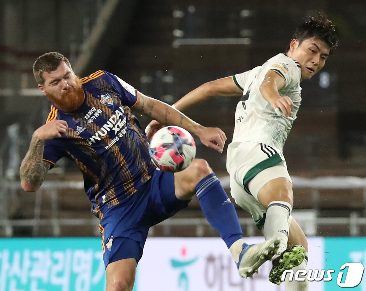 본문 이미지 - 5일 오후 울산 문수축구경기장에서 열린 &#39;2022 하나원큐 FA컵&#39; 4강 울산현대와 전북현대의 경기에서 울산 마틴 아담이 전북 박진섭과 볼다툼을 하고 있다. 2022.10.5/뉴스1 ⓒ News1 윤일지 기자