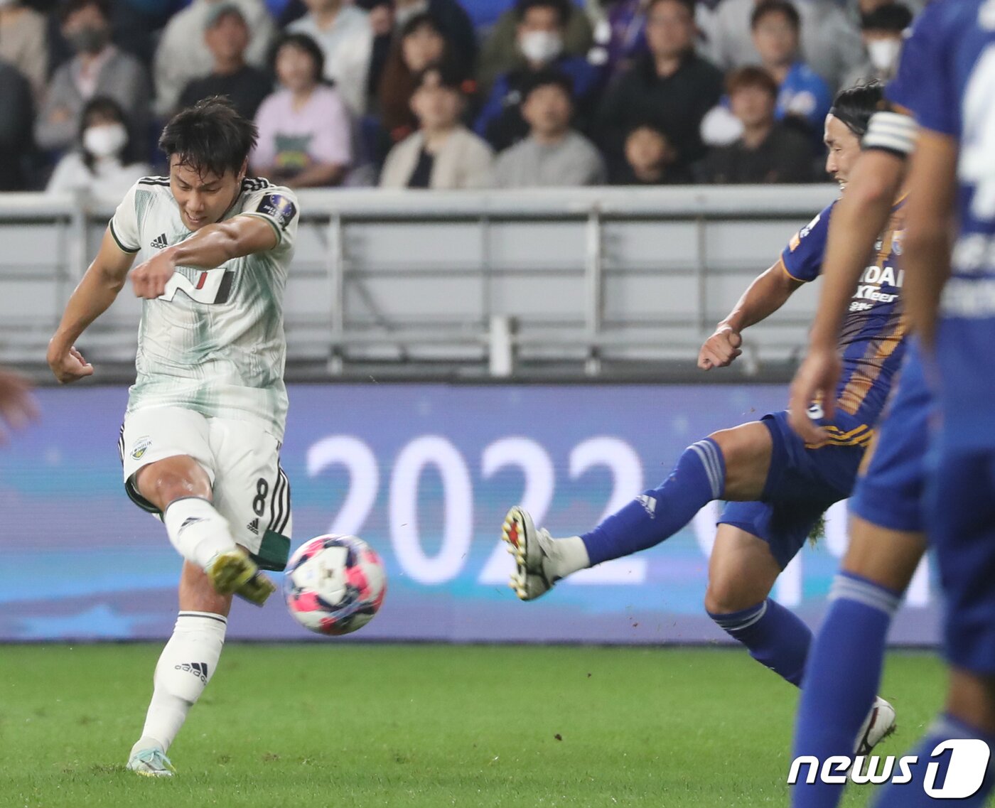 본문 이미지 - 5일 오후 울산 문수축구경기장에서 열린 '2022 하나원큐 FA컵' 4강 울산현대와 전북현대의 경기에서 전북 백승호가 슛을 하고 있다. 2022.10.5/뉴스1 ⓒ News1 윤일지 기자