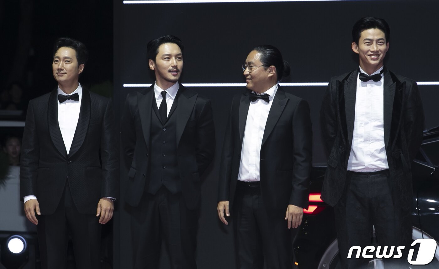 본문 이미지 - 배우 박해일&#40;왼쪽부터&#41;, 변요한, 김한민 감독, 옥택연이 5일 오후 부산광역시 우동 영화의 전당에서 열린 &#39;제27회 부산국제영화제&#40;BIFF&#41;&#39; 개막식 레드카펫 행사에 참석하고 있다. 코로나19 등의 영향으로 3년 만에 정상 개최되는 부산국제영화제는 이달 14일까지 센텀시티를 비롯한 16개 구·군에서 열리며 공식 초청작 71개국 242편, 커뮤니티비프 111편, 동네방네비프 20여 편이 상영된다. 초청·상영 규모가 펜데믹 이전 수준으로 회복됐고 영화 지원 프로그램·오픈 토크 등 부대행사도 전면 재개된다. 2022.10.5/뉴스1 ⓒ News1 김진환 기자