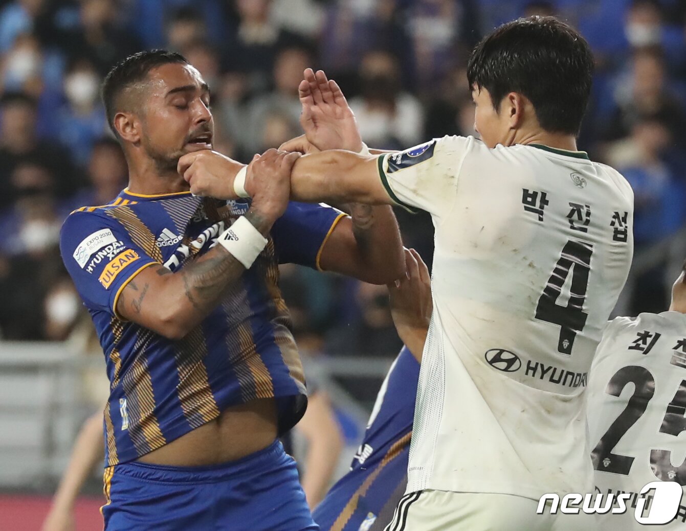본문 이미지 - 5일 오후 울산 문수축구경기장에서 열린 '2022 하나원큐 FA컵' 4강 울산현대와 전북현대의 경기에서 울산 레오나르도와 전북 박진섭이 몸싸움을 벌이고 있다. 2022.10.5/뉴스1 ⓒ News1 윤일지 기자