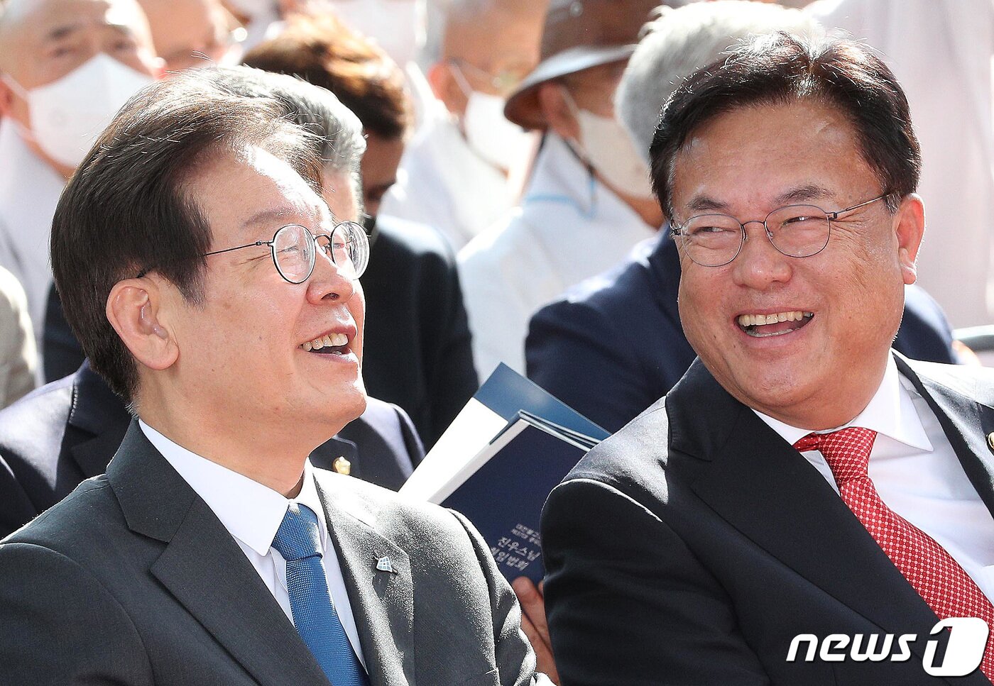 본문 이미지 - 정진석 국민의힘 비상대책위원장(오른쪽)과 이재명 더불어민주당 대표가 5일 오후 서울 종로구 수송동 조계사에서 열린 대한불교조계종 제37대 총무원장 진우 스님 취임 법회에 참석해 대화하고 있다. 이날 정 위원장과 이 대표는 취임식 중간중간에 이야기를 나누기도 했으나 악수도 하지 않은 채 만났다가 헤어졌다. 2022.10.5/뉴스1 ⓒ News1 국회사진취재단
