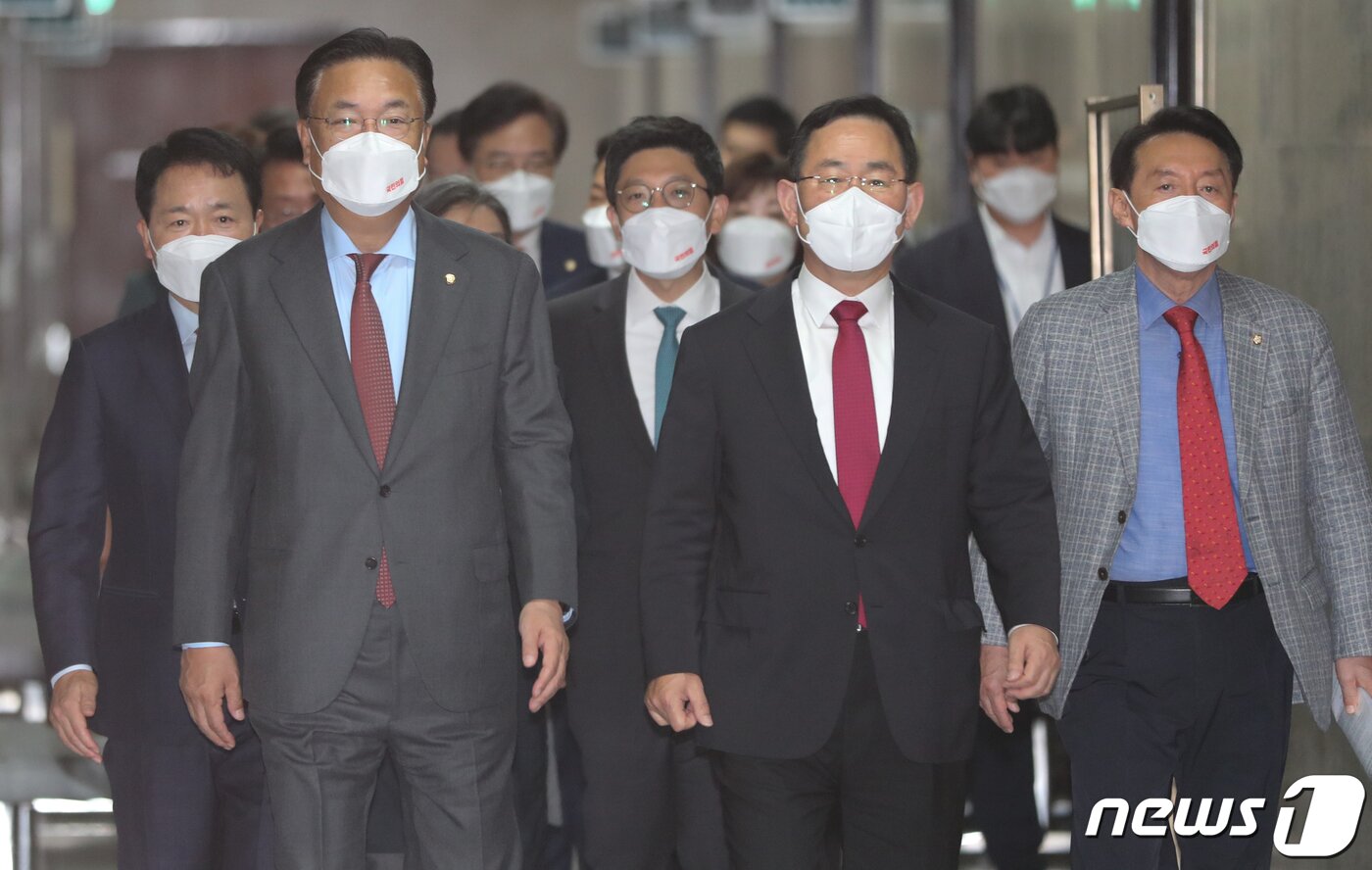 본문 이미지 - 정진석 국민의힘 비대위원장과 주호영 원내대표가 6일 서울 여의도 국회에서 열린 비상대책위원회의에 참석하고 있다. 2022.10.6/뉴스1 ⓒ News1 허경 기자