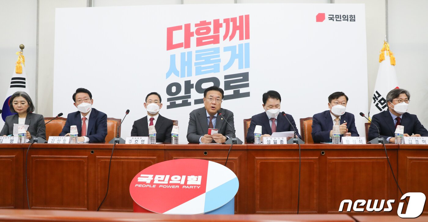본문 이미지 - 정진석 국민의힘 비대위원장이 6일 서울 여의도 국회에서 열린 비상대책위원회의에서 모두 발언을 하고 있다. 2022.10.6/뉴스1 ⓒ News1 허경 기자