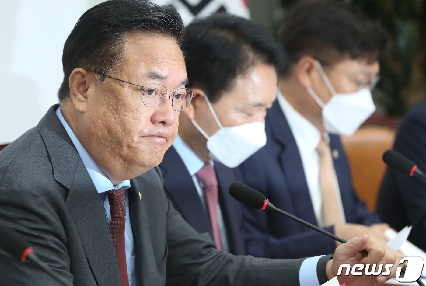 본문 이미지 - 정진석 국민의힘 비대위원장이 6일 서울 여의도 국회에서 열린 비상대책위원회의에서 생각에 잠겨 있다. 2022.10.6/뉴스1 ⓒ News1 허경 기자
