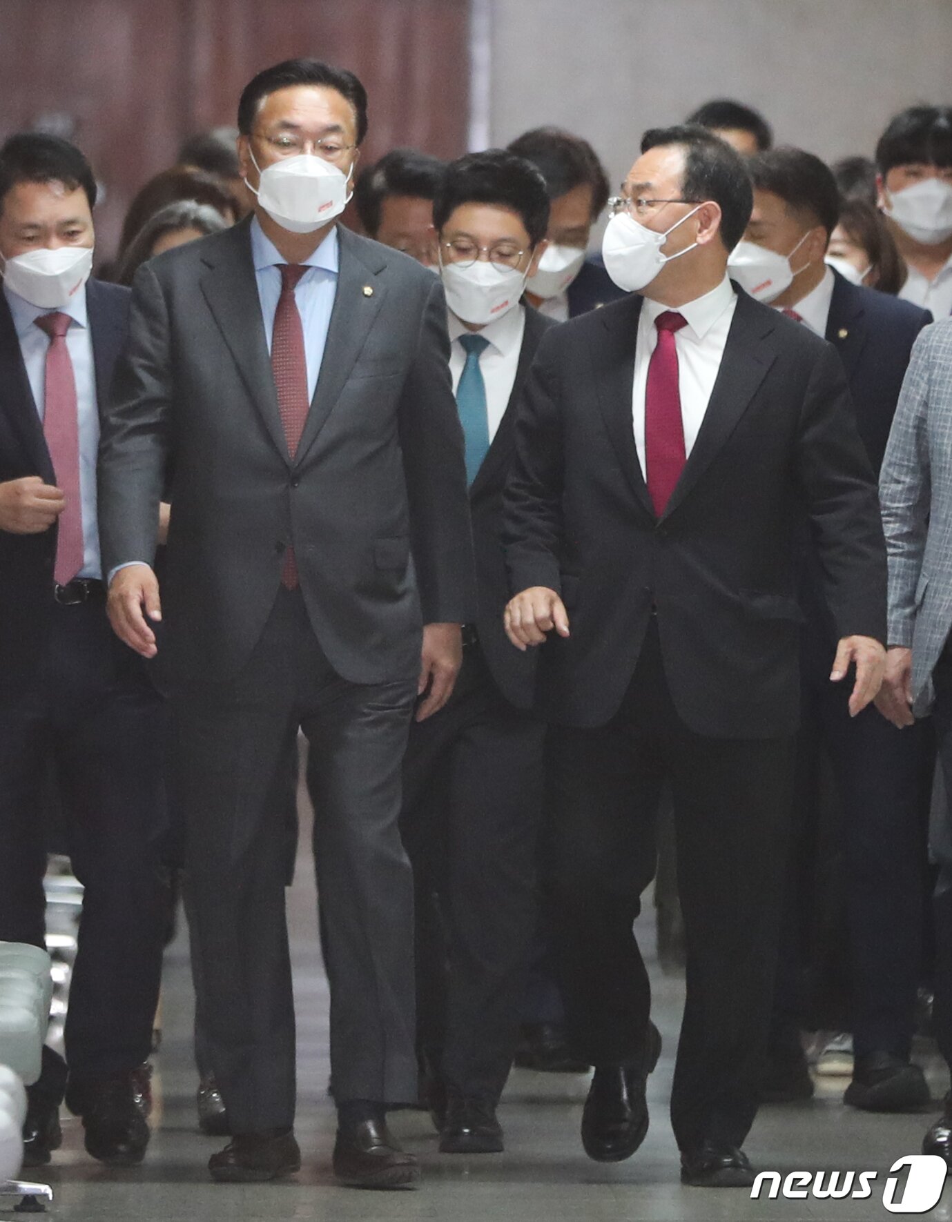 본문 이미지 - 정진석 국민의힘 비대위원장과 주호영 원내대표가 6일 서울 여의도 국회에서 열린 비상대책위원회의에 참석하고 있다. 2022.10.6/뉴스1 ⓒ News1 허경 기자