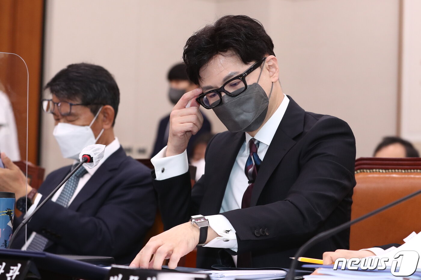 본문 이미지 - 한동훈 법무부 장관이 6일 서울 여의도 국회에서 열린 법제사법위원회의 법무부, 대한법률구조공단, 한국법무보호복지공단, 정부법무공단, 이민정책연구원에 대한 국정감사에 출석하고 있다. 2022.10.6/뉴스1 ⓒ News1 유승관 기자