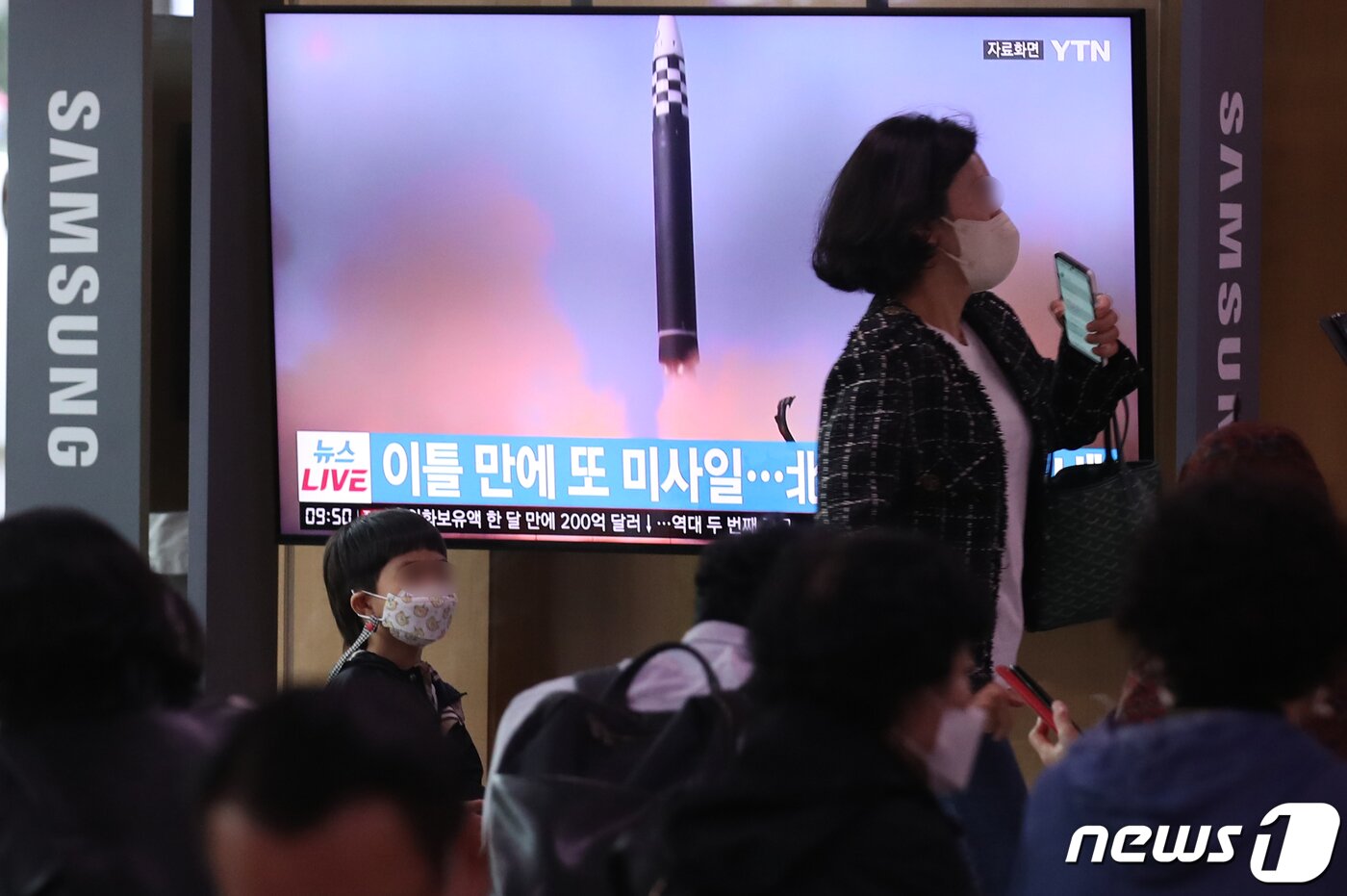 본문 이미지 - 서울역 대합실에서 시민들이 북한 미사일 관련 뉴스를 시청하고 있다./뉴스1 ⓒ News1 송원영 기자
