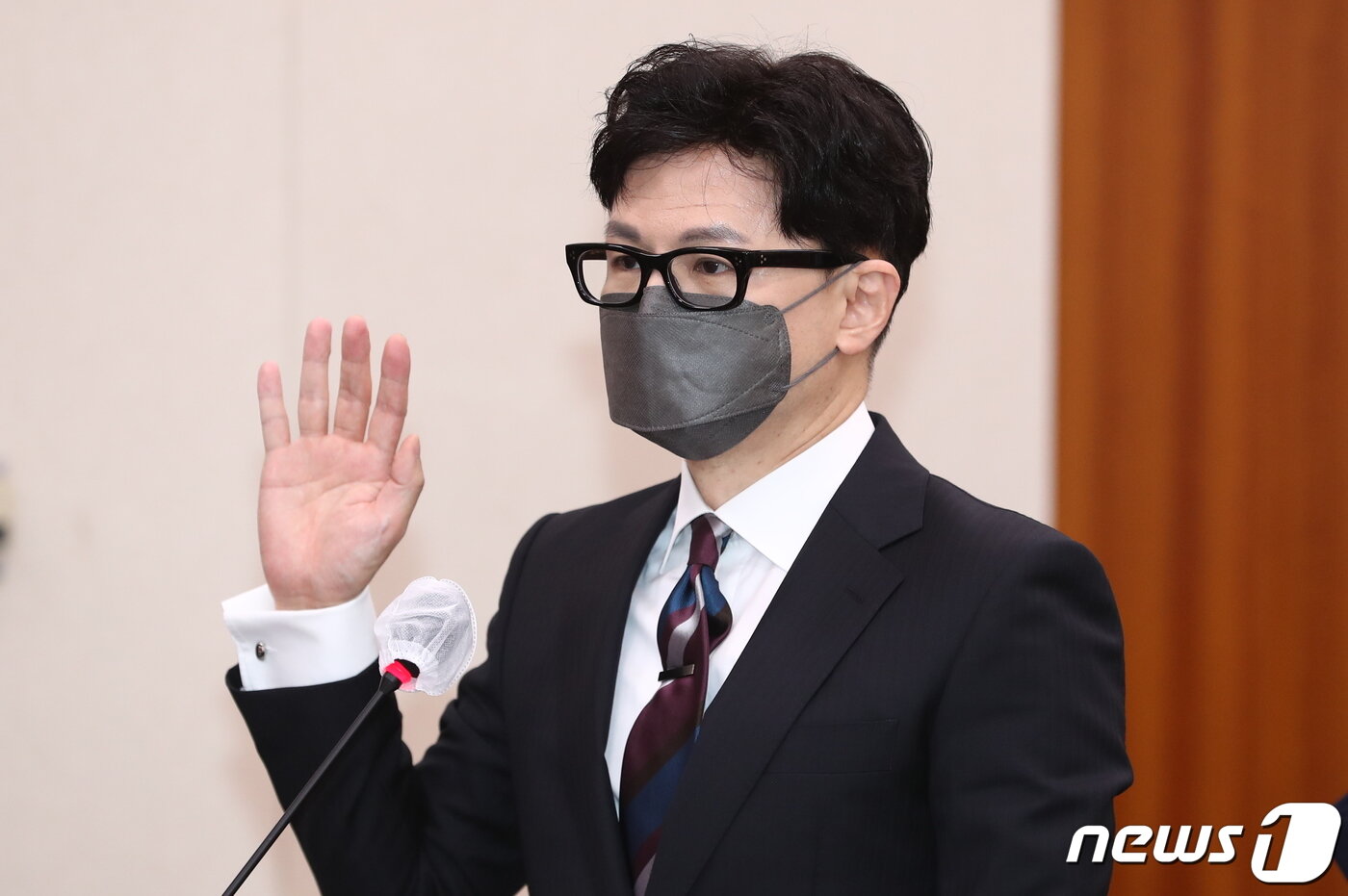 본문 이미지 - 한동훈 법무부 장관이 6일 서울 여의도 국회에서 열린 법제사법위원회의 법무부, 대한법률구조공단, 한국법무보호복지공단, 정부법무공단, 이민정책연구원에 대한 국정감사에 출석해 증인 선서를 하고 있다. 2022.10.6/뉴스1 ⓒ News1 유승관 기자