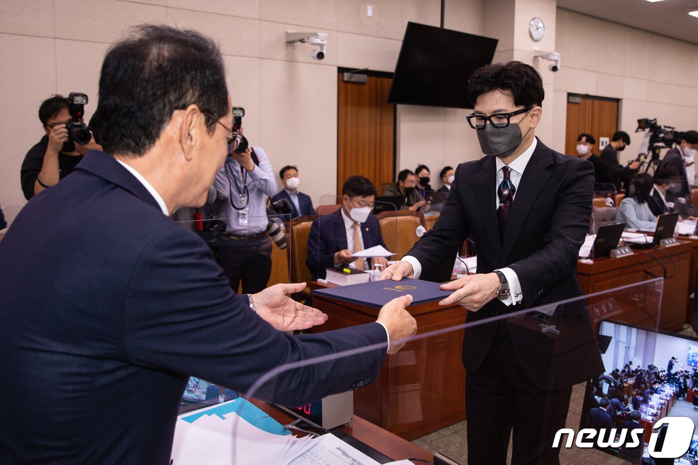 본문 이미지 - 한동훈 법무부 장관이 6일 서울 여의도 국회에서 열린 법제사법위원회의 법무부, 대한법률구조공단, 한국법무보호복지공단, 정부법무공단, 이민정책연구원에 대한 국정감사에서 증인선서를 마친 후 선서문을 김도읍 법사위원장에게 전달하고 있다. 2022.10.6/뉴스1 ⓒ News1 유승관 기자