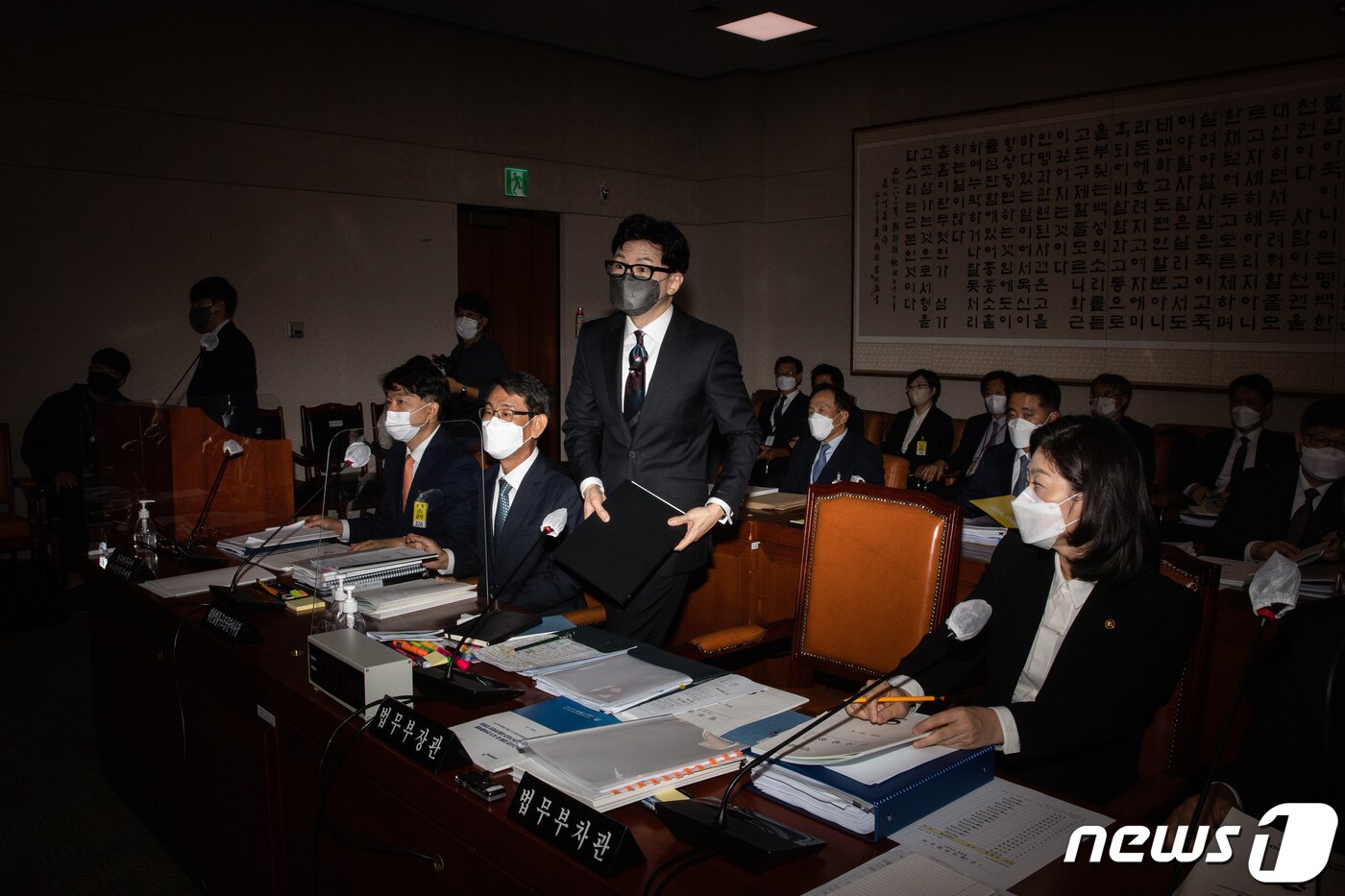 본문 이미지 - 한동훈 법무부 장관이 6일 서울 여의도 국회에서 열린 법제사법위원회의 법무부, 대한법률구조공단, 한국법무보호복지공단, 정부법무공단, 이민정책연구원에 대한 국정감사에서 업무보고를 마친 후 자리로 이동하고 있다. 2022.10.6/뉴스1 ⓒ News1 유승관 기자