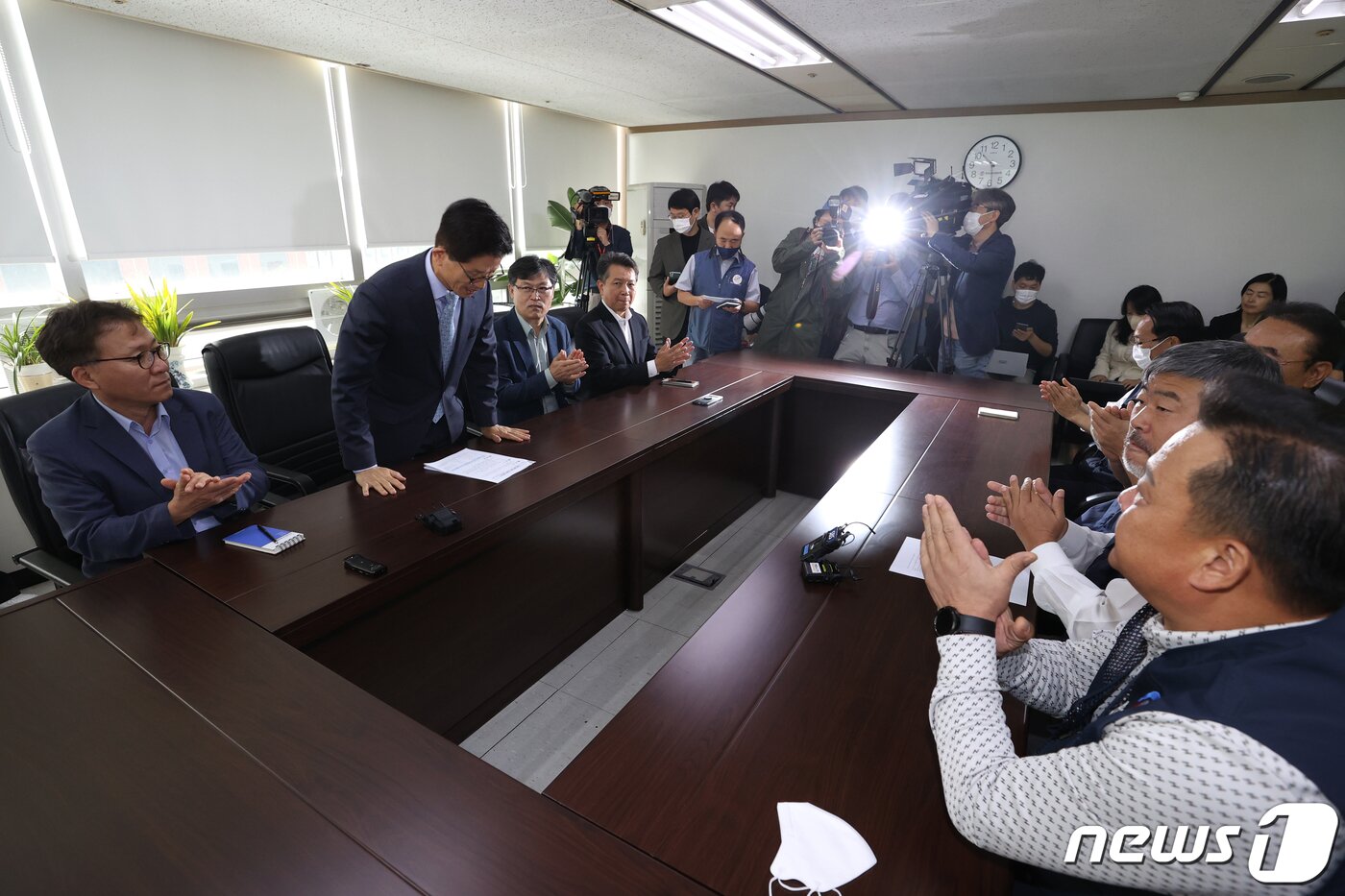 본문 이미지 - 김문수 경제사회노동위원장이 6일 오전 서울 여의도 한국노총을 방문해 김동명 위원장을 비롯한 관계자들에게 인사하고 있다. 2022.10.6/뉴스1 ⓒ News1 이광호 기자