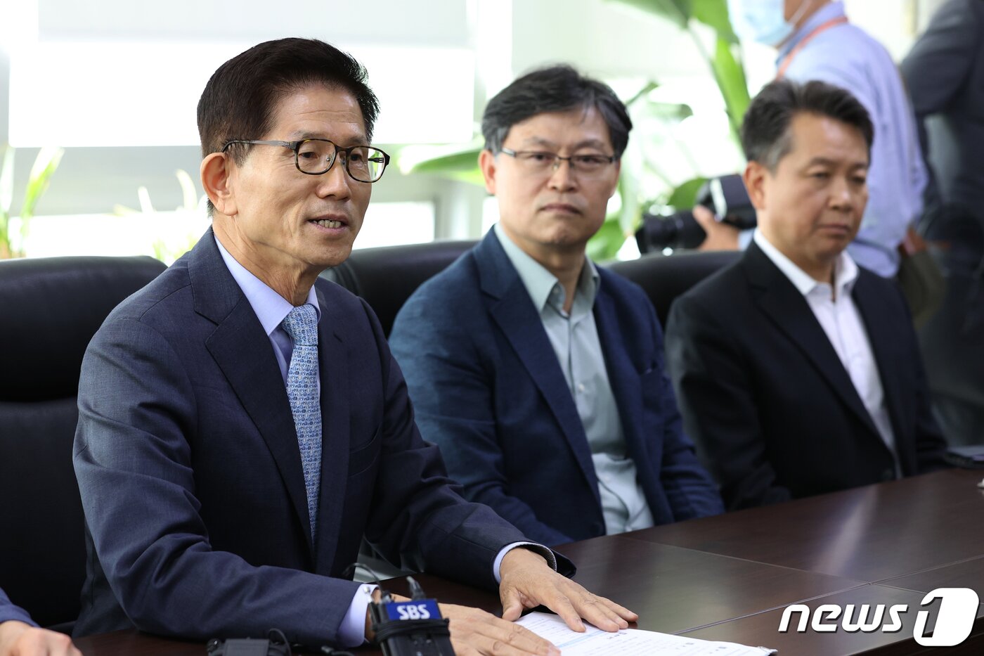 본문 이미지 - 김문수 경제사회노동위원장이 6일 오전 서울 여의도 한국노총을 방문해 김동명 위원장과 가진 면담에서 인사말을 하고 있다. 2022.10.6/뉴스1 ⓒ News1 이광호 기자