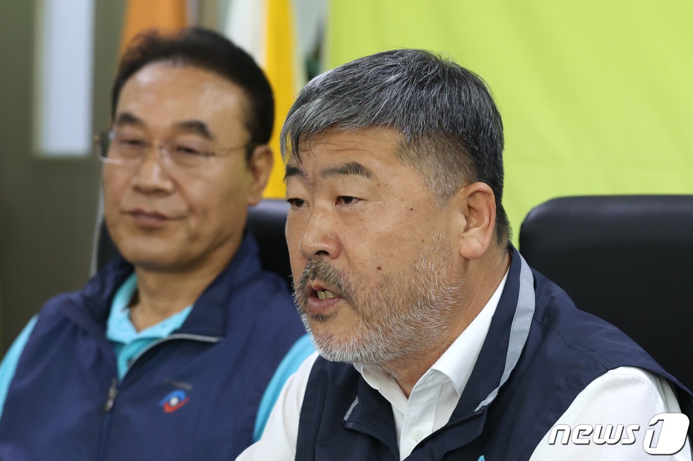본문 이미지 - 김동명 한국노총위원장이 6일 오전 서울 여의도 한국노총을 찾은 김문수 경제사회노동위원장과 면담을 하고 있다. 2022.10.6/뉴스1 ⓒ News1 이광호 기자