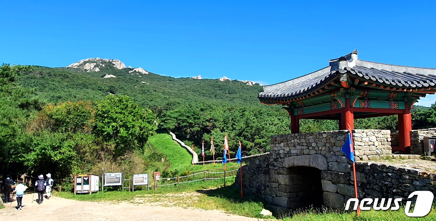 본문 이미지 - 북문 풍경. 성곽의 끝 왼쪽에 고당봉, 가운데에 금샘이 있는 바위가 보인다.