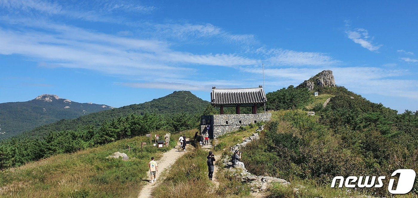 본문 이미지 - 4망루 풍경. 왼쪽 멀리 고당봉, 가운데 원효봉, 오른쪽 의상봉.