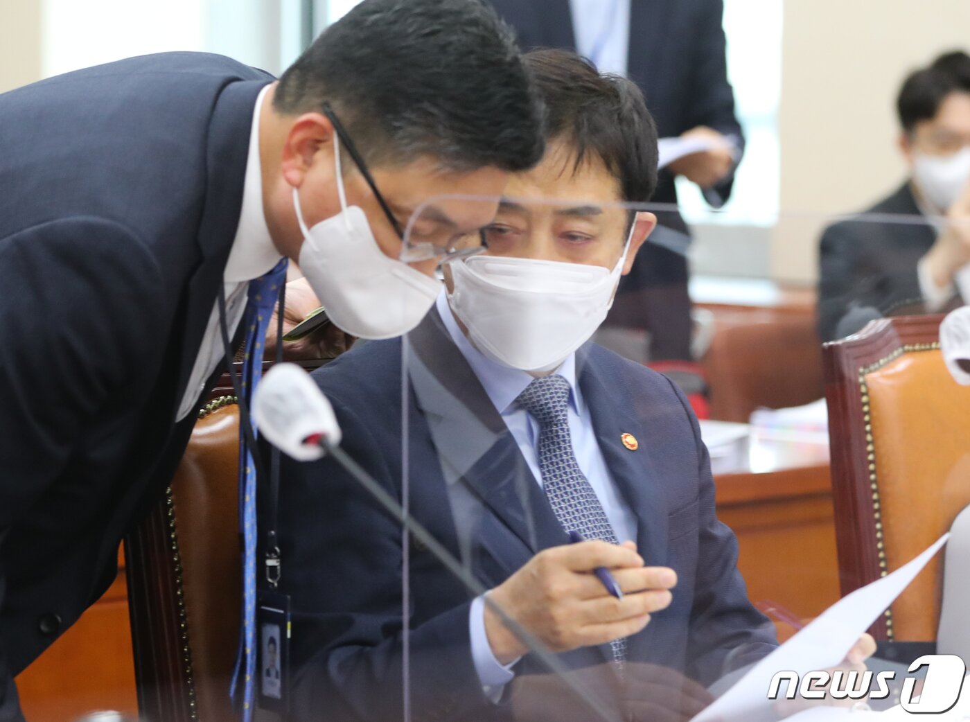 본문 이미지 - 김주현 금융위원장이 6일 서울 여의도 국회에서 열린 정무위원회의 금융위원회에 대한 국정감사에서 직원과 대화하고 있다. 2022.10.6/뉴스1 ⓒ News1 허경 기자