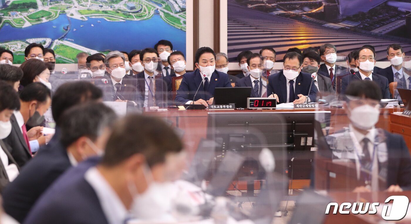 본문 이미지 - 원희룡 국토교통부 장관이 6일 서울 여의도 국회에서 열린 국토교통위원회의 국토교통부 등에 대한 국정감사에서 의원들의 질의에 답하고 있다. 2022.10.6/뉴스1 ⓒ News1 허경 기자