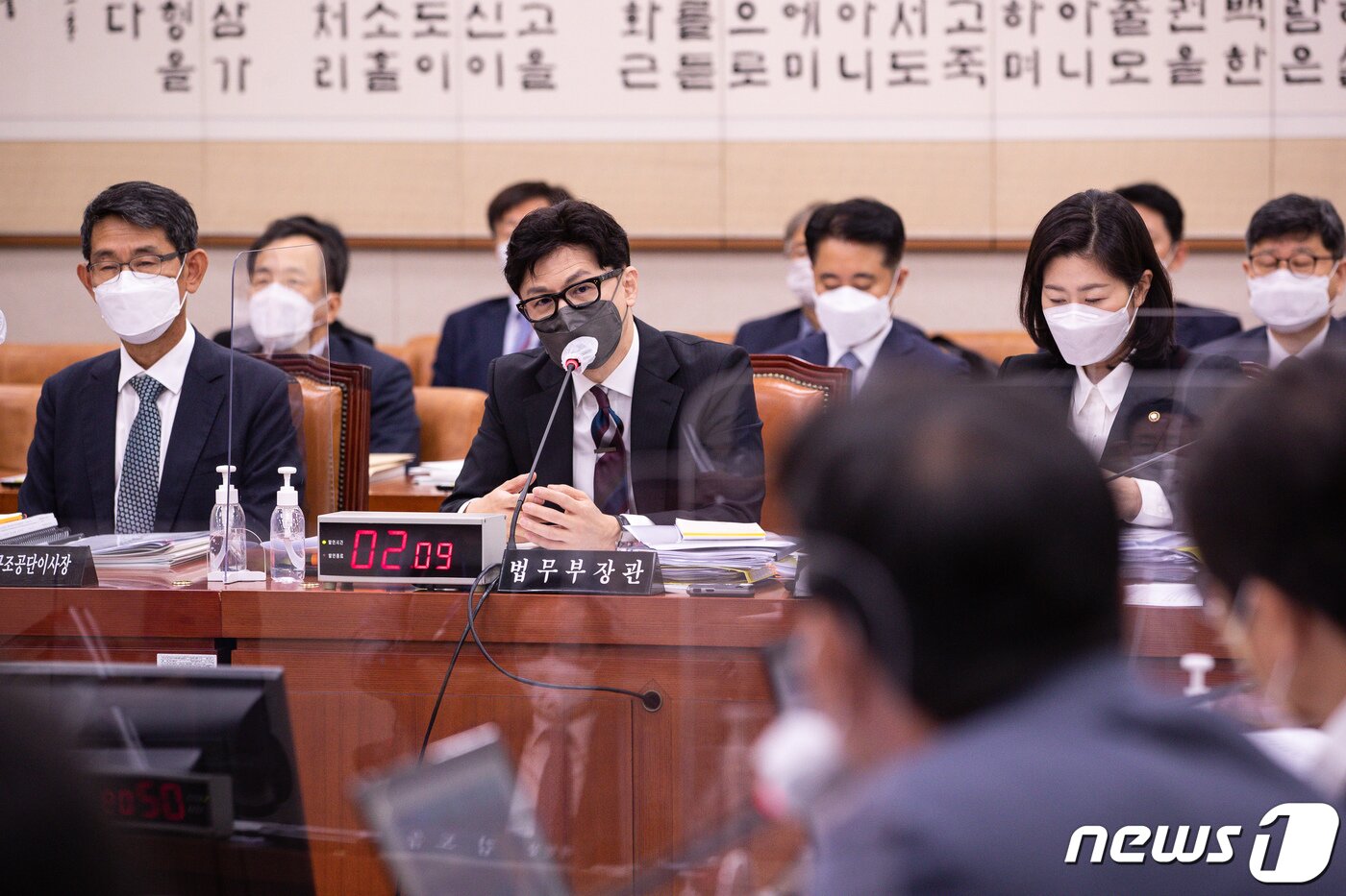 본문 이미지 - 한동훈 법무부 장관이 6일 서울 여의도 국회에서 열린 법제사법위원회의 법무부, 대한법률구조공단, 한국법무보호복지공단, 정부법무공단, 이민정책연구원에 대한 국정감사에서 의원 질의에 답하고 있다. 2022.10.6/뉴스1 ⓒ News1 유승관 기자