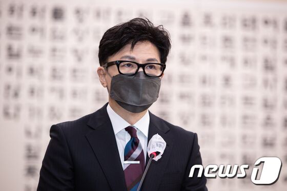 한동훈 법무부 장관이 6일 서울 여의도 국회에서 열린 법제사법위원회의 법무부, 대한법률구조공단, 한국법무보호복지공단, 정부법무공단, 이민정책연구원에 대한 국정감사에서 업무보고를 하고 있다. 2022.10.6/뉴스1 © News1 유승관 기자